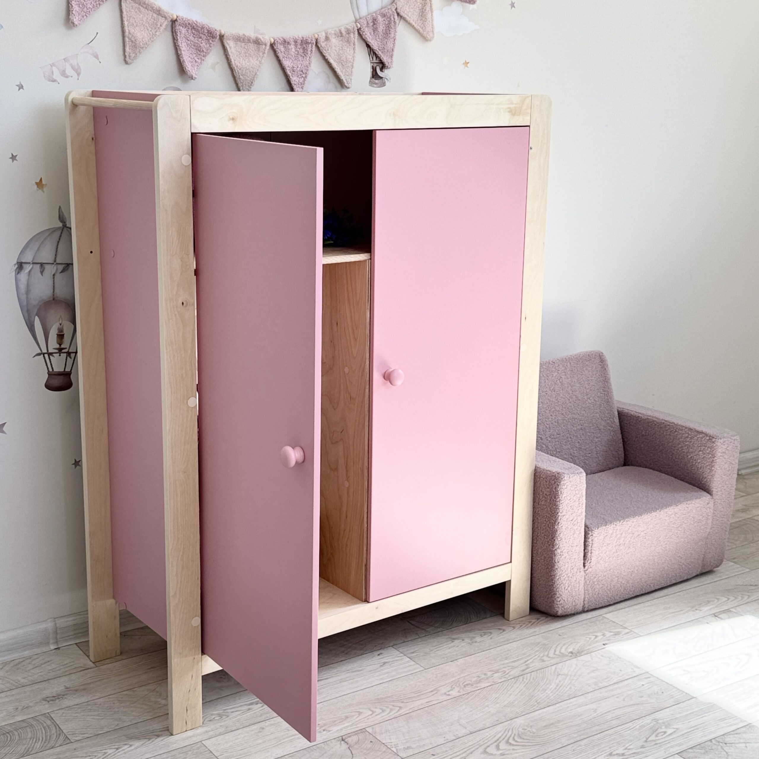 Шкаф в детскую комнату для одежды Forest Pink