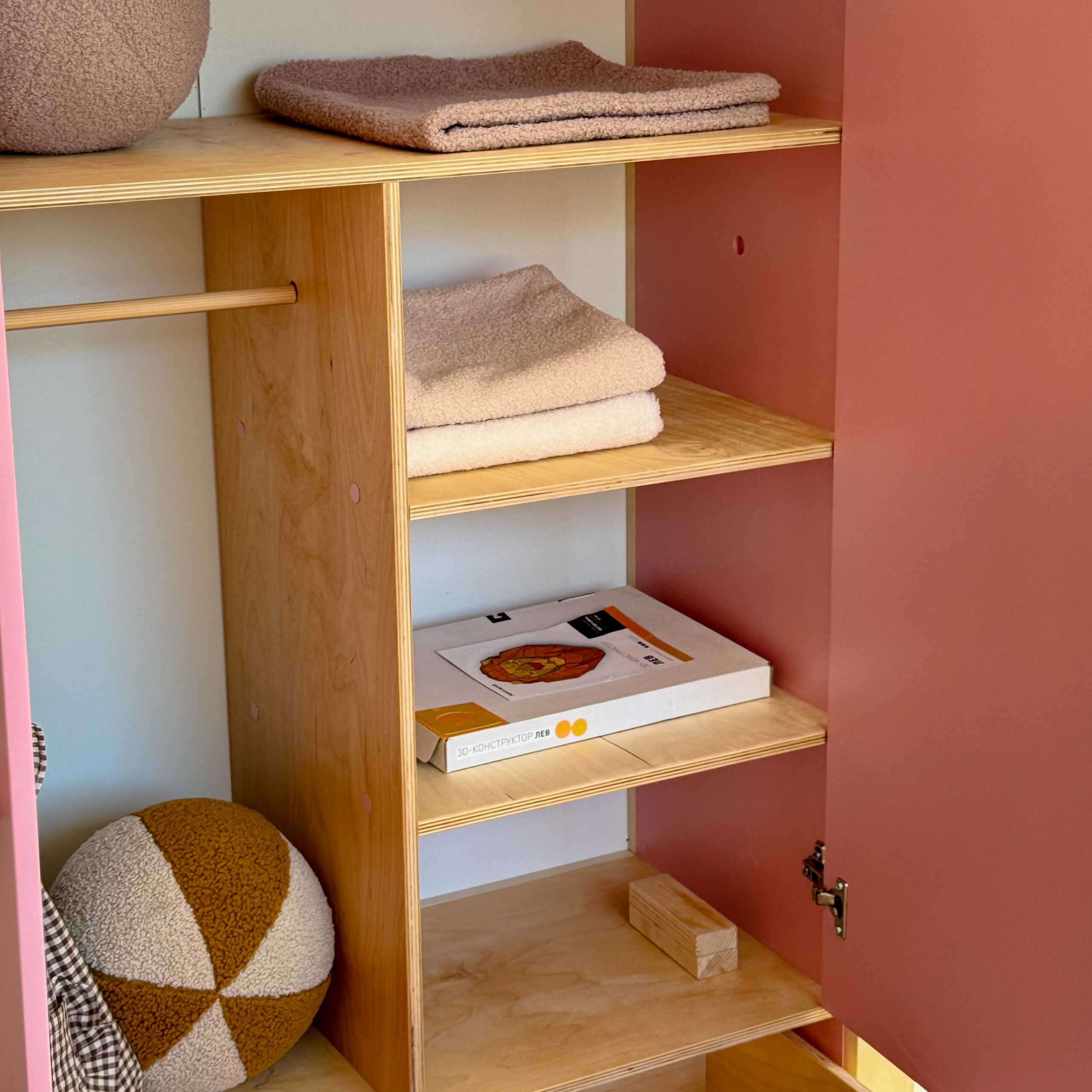 Шкаф в детскую комнату для одежды Forest Pink