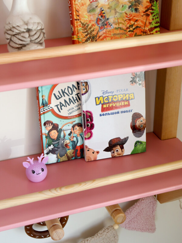 Настенная полка в детскую комнату монтессори для книг Forest Pink